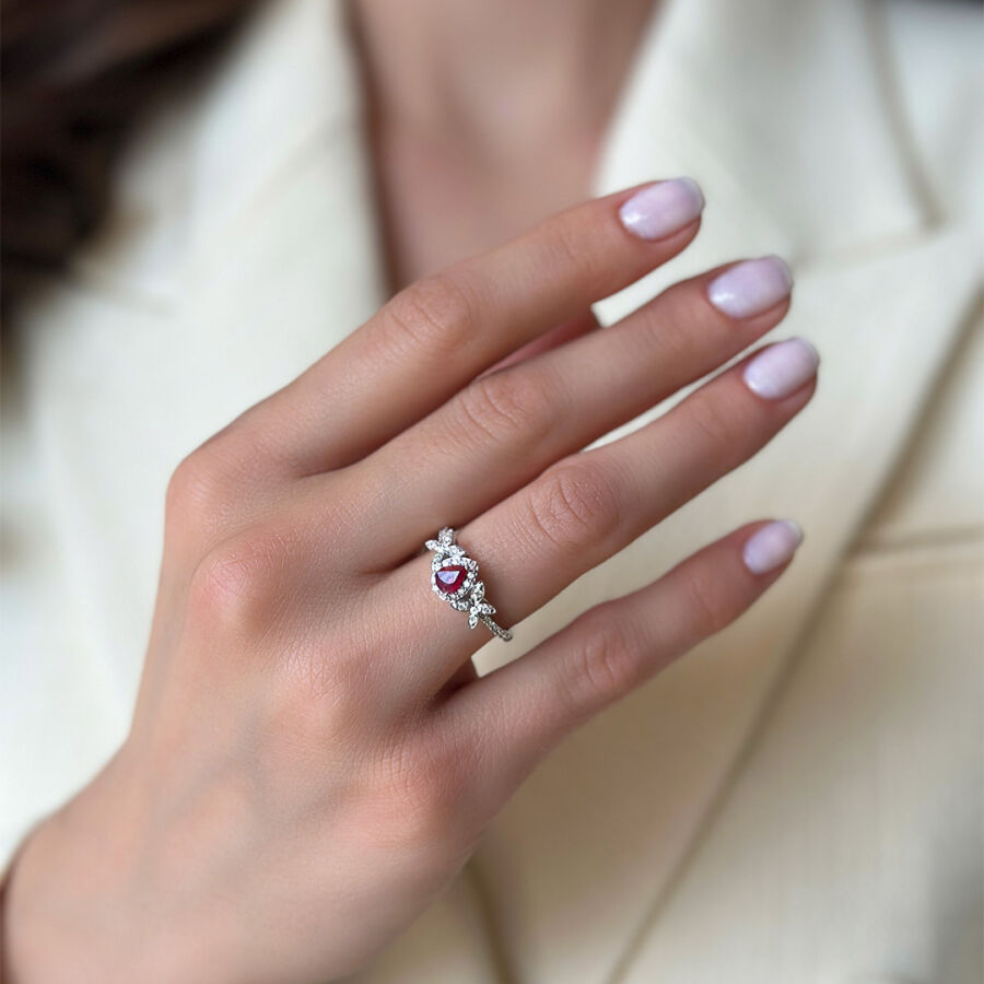 خاتم مرصّع بالألماس مع حجر الياقوت 0.62 قيراط - 1