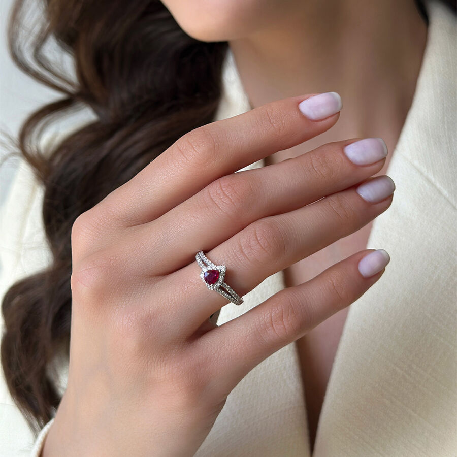 خاتم مرصّع بالألماس مع حجر الياقوت 1.02 قيراط - 1