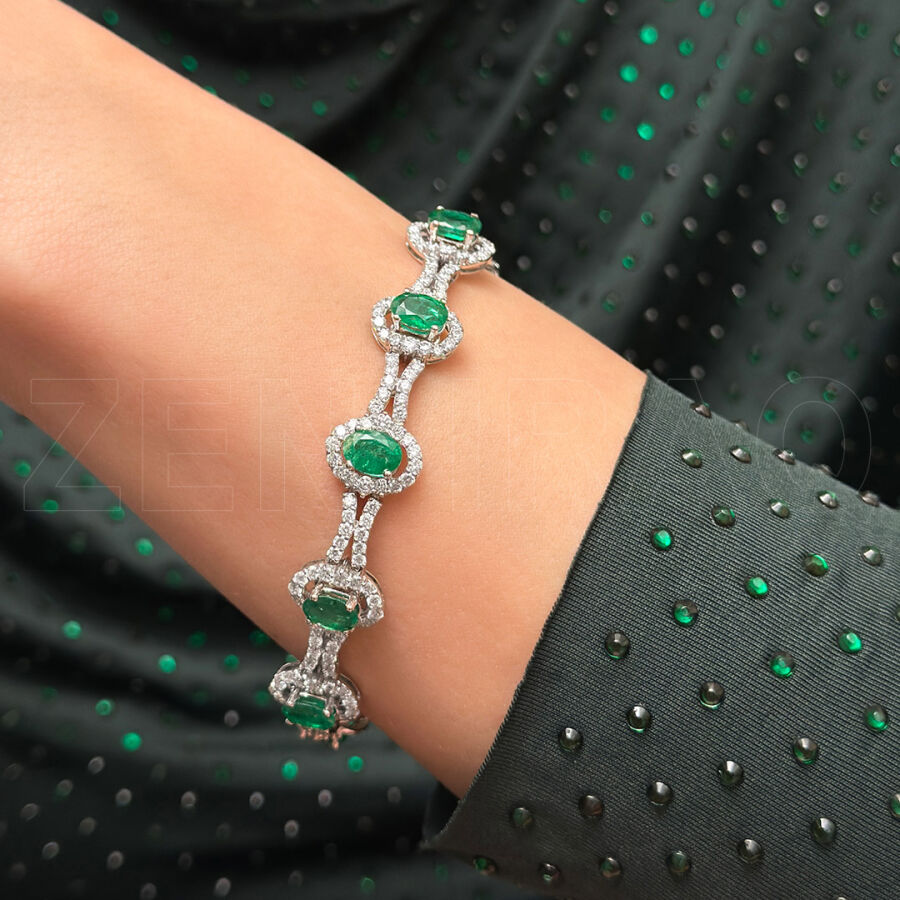 12.78 ct.Emerald Diamond Bracelet - 2