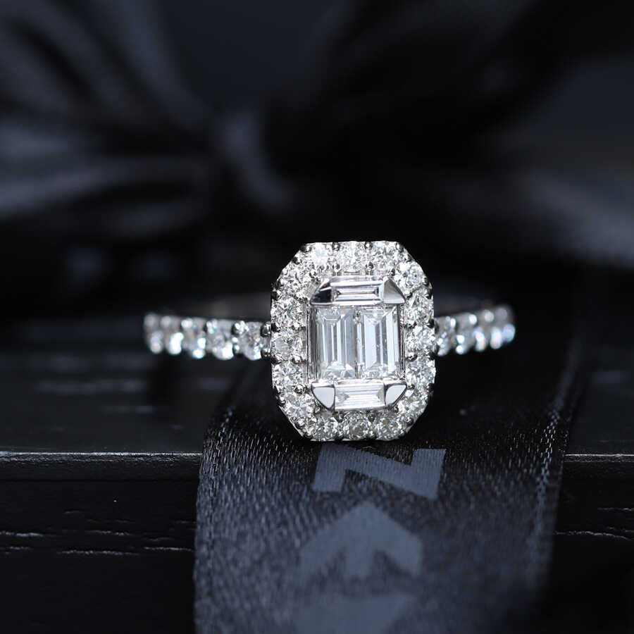 0.94 Carat Baguette Diamond Ring - 8