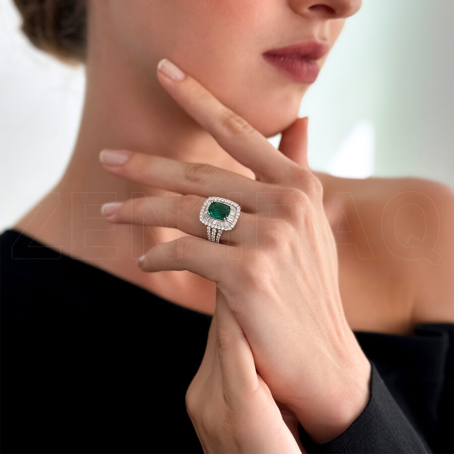 4.16 ct.Emerald Diamond Ring - 2