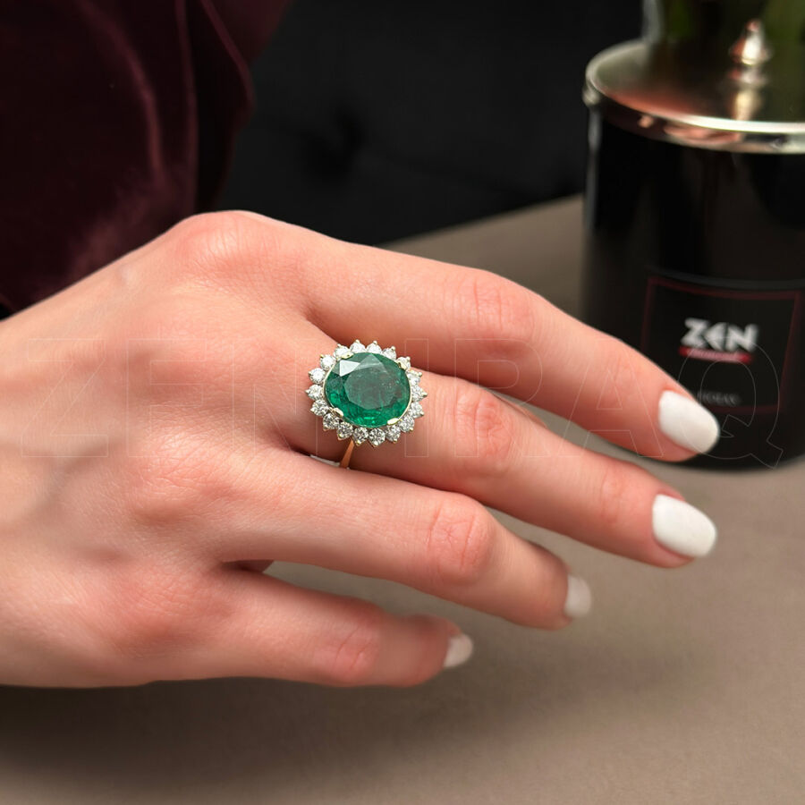 7.99 ct.Emerald Diamond Ring - 2